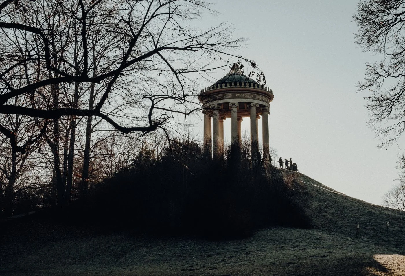The Monopteros among bare trees in Munich’s Englischer Garten.