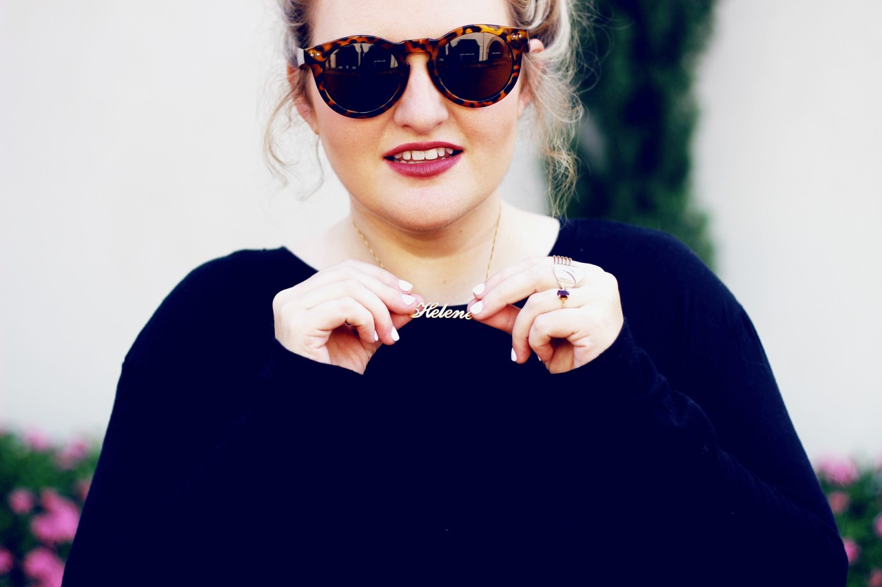 helene_hold_necklace_bun