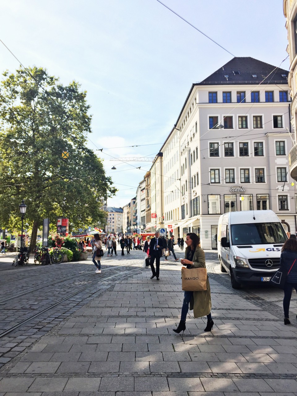 walking-in-munich-buildings