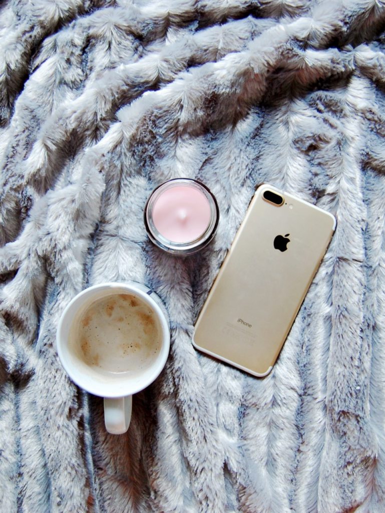 gold_phone_flatlay